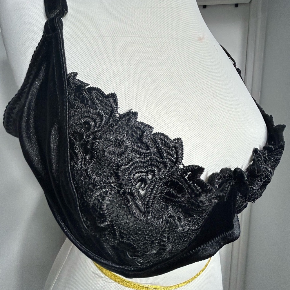 Elegant Black Lace Bralette - Picture 7 of 9